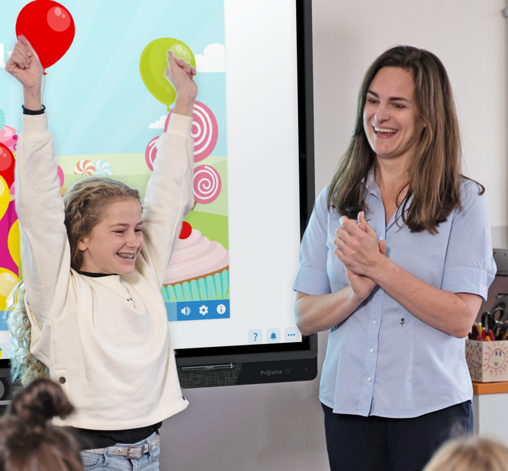 Sabine klas Meisje staat voor de klas met de juffrouw en is blij