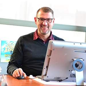 RBOB De Kempen _ Sleutelaar Lachende docent op een Prowise All-In-One PC