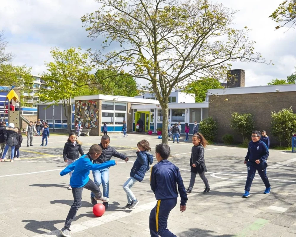 de_globe-hoofdfoto_1_142016420___xl Spielende Kinder auf dem Schulhof