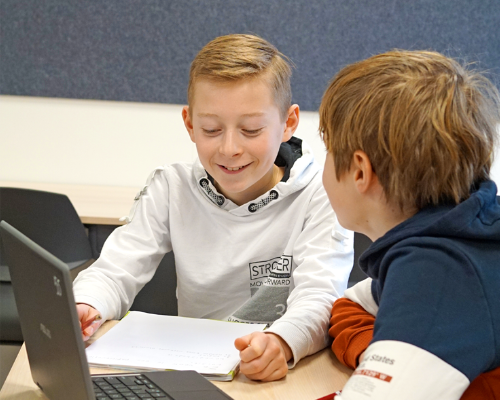 Toermelijn Twee werkende leerlingen op een Prowise Chromebook