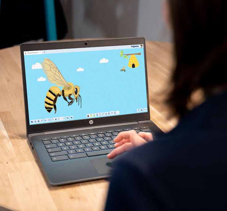 Leerkracht bereidt een les voor op een HP Chromebook