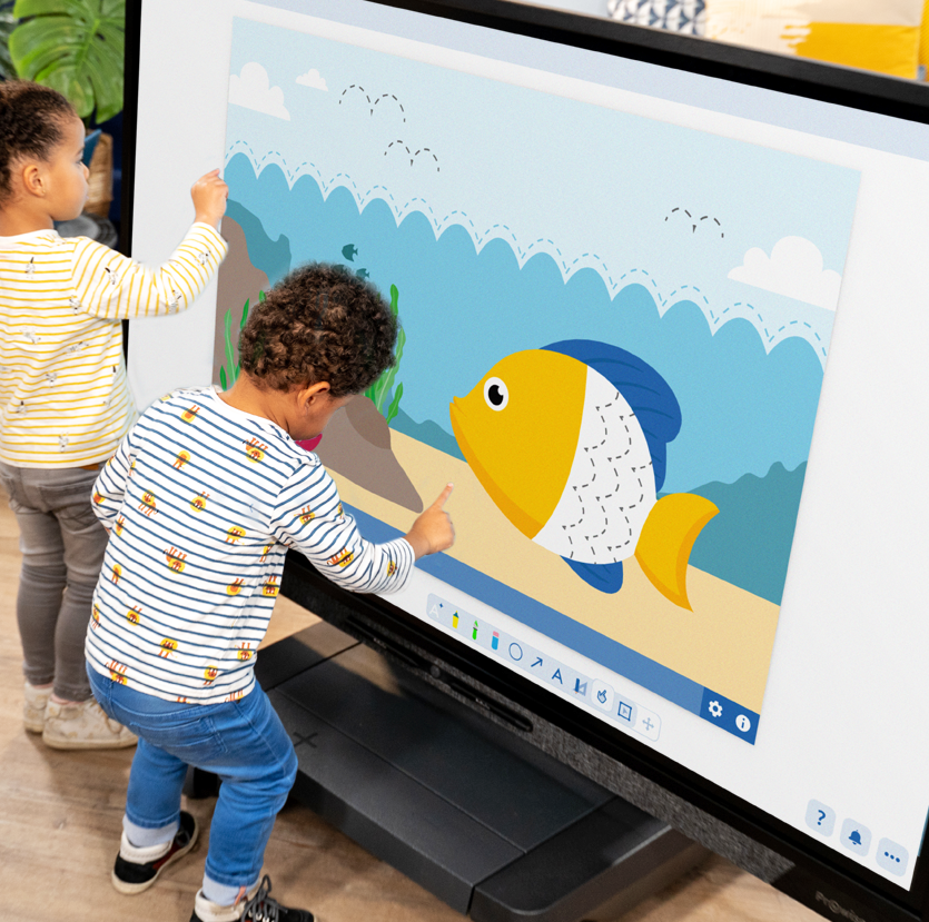 Kleuters kunnen makkelijk bij het Prowise touchscreen dankzij Prowise iPro Toddler Lift
