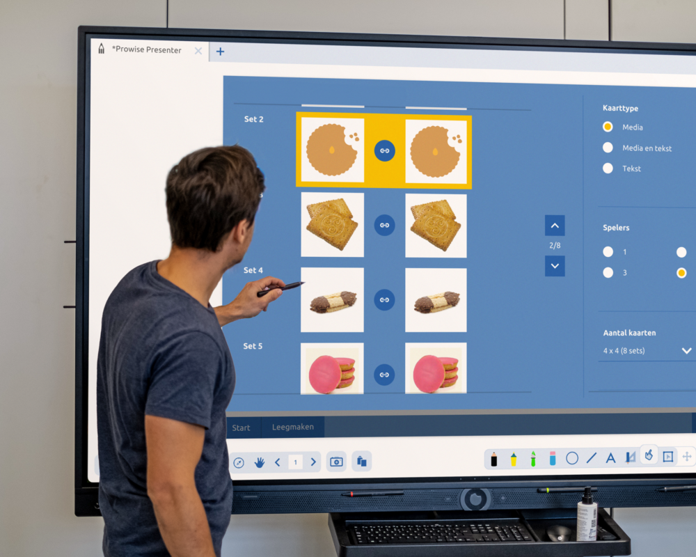 Leerkracht maakt Presenter memory tool met koekjes aan Prowise touchscreen