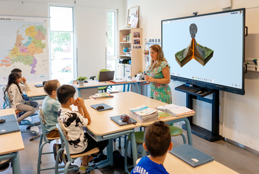 Leeraar geeft leerlingen les op de Prowise Touchscreen Ultra